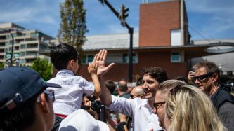 Le PM Trudeau tape dans la main d’un jeune garçon