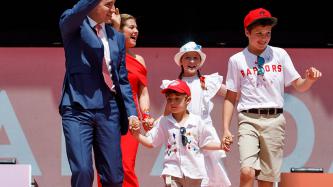 Le PM Trudeau et sa famille salue la foule en marchant