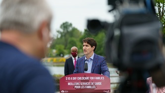 Le PM Trudeau parle sur une tribune