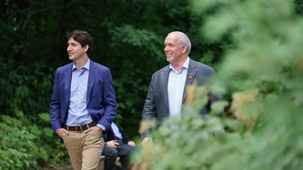 Les PMs Trudeau et Horgan marchent dans un parc