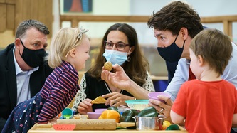 Le PM Trudeau joue avec des enfants à une table