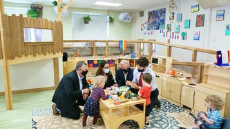 Le PM Trudeau joue avec des enfants à une table