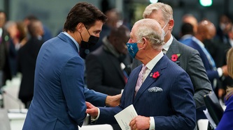 Le PM Trudeau et le prince Charles se saluent