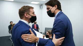 Le premier ministre Trudeau et le premier ministre Furey se saluent