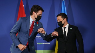 Le président Volodymyr Zelenskyy et le premier ministre Justin Trudeau se saluent d’un coup de coude