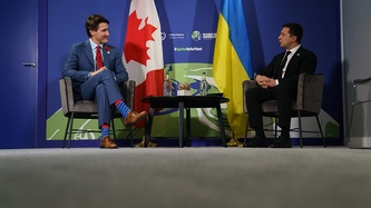 Le président Volodymyr Zelenskyy et le premier ministre Justin Trudeau sont assis et se regardent