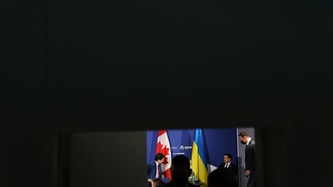 Le président Volodymyr Zelenskyy et le premier ministre Justin Trudeau sont assis et se regardent