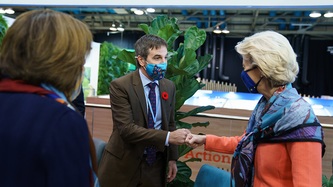 Le min. Guilbeault et la présidente de la Commission européenne, Ursula von der Leyen, se saluent