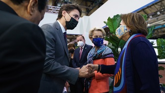 Le premier ministre Justin Trudeau échange une poignée de main avec une femme