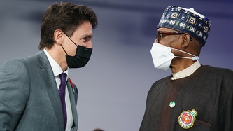 Le PM Justin Trudeau et le président nigérien Muhammadu Buhari sont debout et se regardent