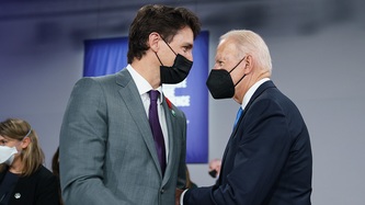 Le premier ministre Trudeau et le président Biden se saluent d’un coup de coude